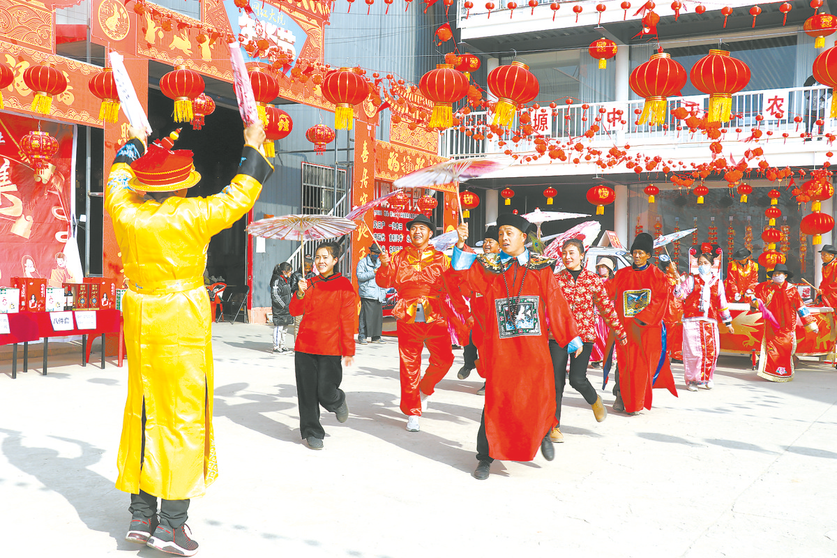 洛川县：乡村集市年货足 村民秧歌排练忙